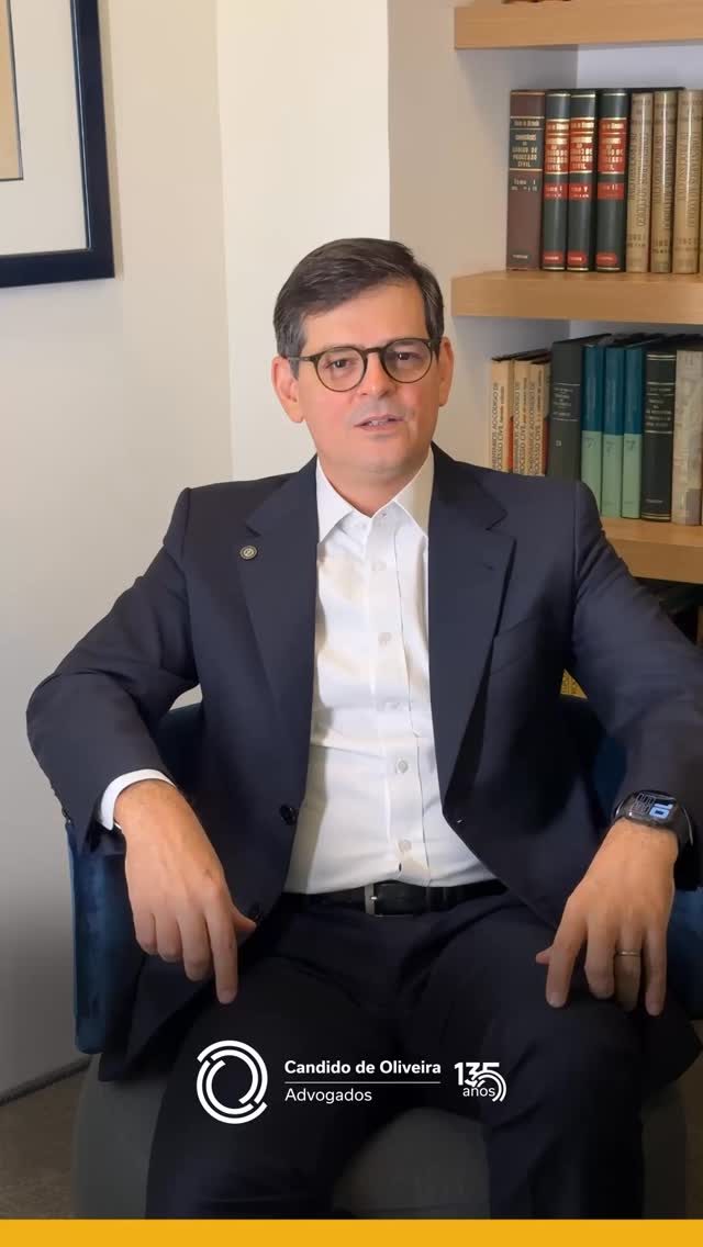 Atravessar gerações exige mais do que preservar uma história. Exige compreender o que deve permanecer e estar atento ao que precisa evoluir.

No Candido de Oliveira Advogados, acreditamos que inovar não significa abrir mão da identidade, mas usar a experiência construída ao longo do tempo para responder aos novos desafios com consistência e visão de futuro.

É assim que seguimos presentes e relevantes: valorizando o que nos trouxe até aqui, sem deixar de olhar para o que vem pela frente.