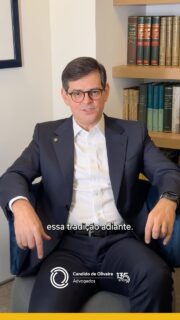 135 anos de história carregam muito mais do que experiência. Carregam conhecimento, valores e uma forma de exercer a advocacia construída e transmitida ao longo de cinco gerações.

Fazer parte dessa trajetória é também assumir a responsabilidade de levá-la adiante: preservando nossa identidade, acompanhando as transformações do presente e preparando o Candido de Oliveira Advogados para os próximos capítulos.

Tradição que permanece. Visão que segue em frente.