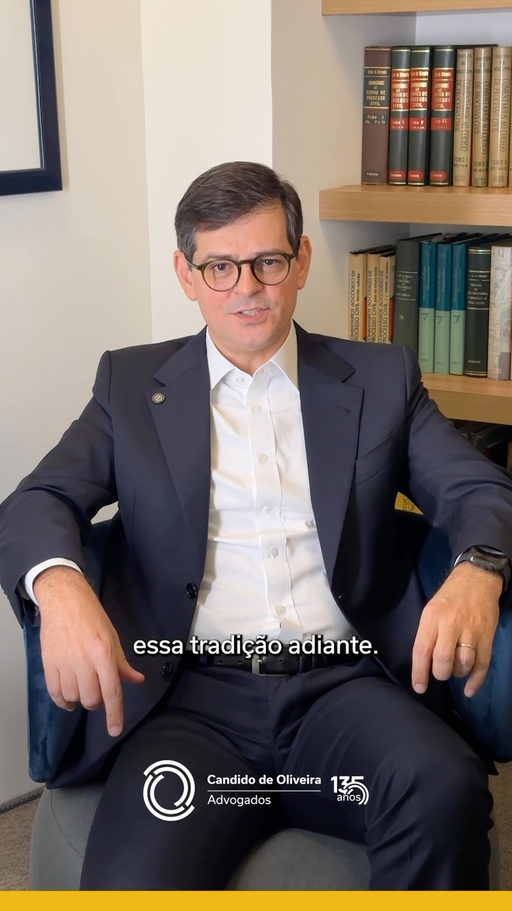 135 anos de história carregam muito mais do que experiência. Carregam conhecimento, valores e uma forma de exercer a advocacia construída e transmitida ao longo de cinco gerações.

Fazer parte dessa trajetória é também assumir a responsabilidade de levá-la adiante: preservando nossa identidade, acompanhando as transformações do presente e preparando o Candido de Oliveira Advogados para os próximos capítulos.

Tradição que permanece. Visão que segue em frente.