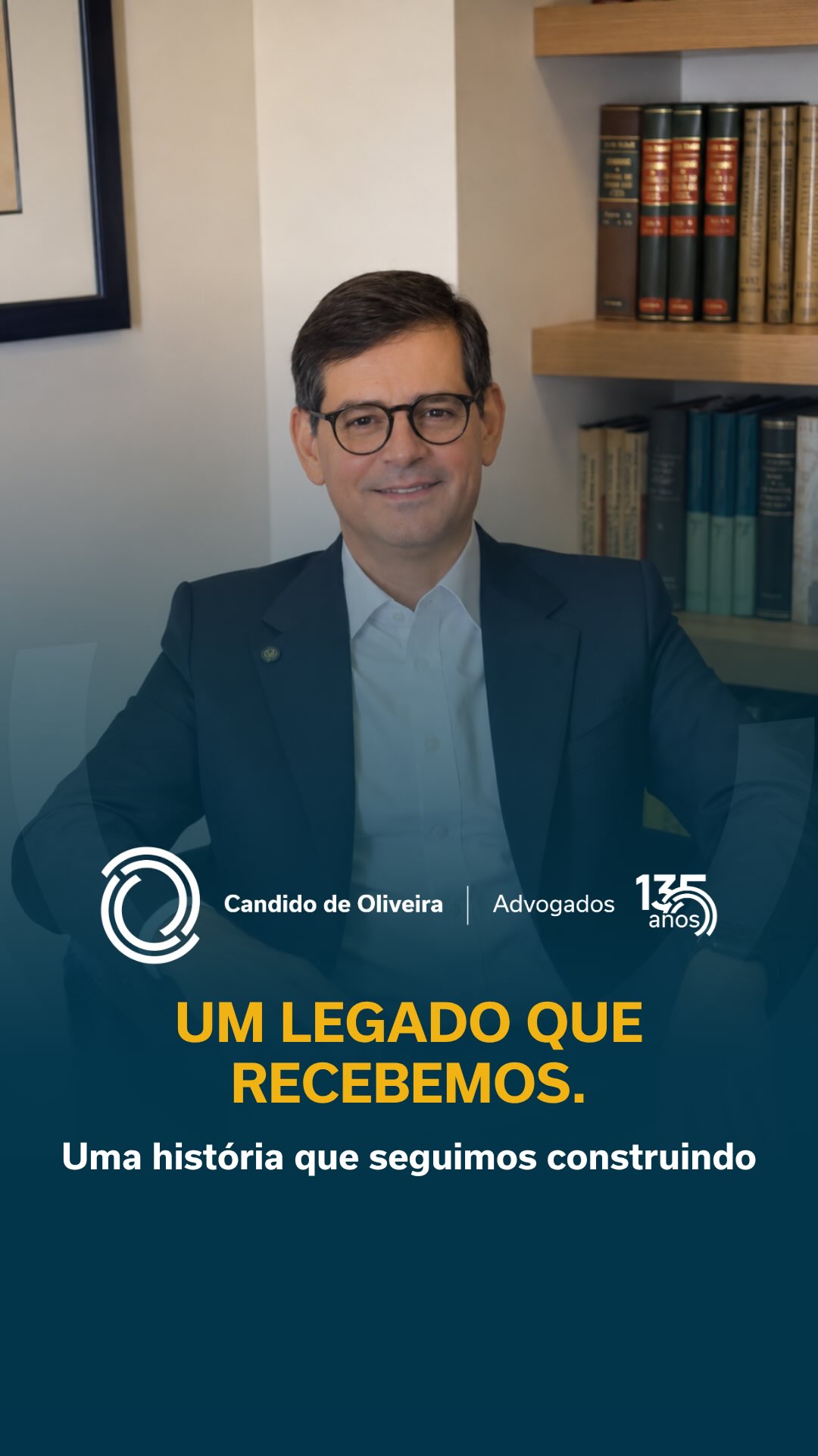 Hoje, 8 de setembro, celebramos 135 anos.

O Rio mudou. O Brasil mudou. A advocacia mudou.
Ao longo de mais de um século, acompanhamos transformações que atravessaram épocas e gerações. Evoluímos com o tempo, incorporamos novos olhares e novas formas de atuar, sem perder aquilo que sustenta a nossa identidade.

Cinco gerações depois, seguimos construindo essa história com o mesmo compromisso que nos trouxe até aqui: unir experiência, confiança e visão de futuro.

Candido de Oliveira Advogados. Há 135 anos, uma história em movimento.